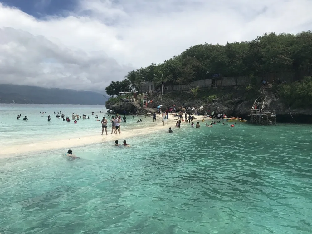 スミロン島の白い砂浜と透き通った青い海